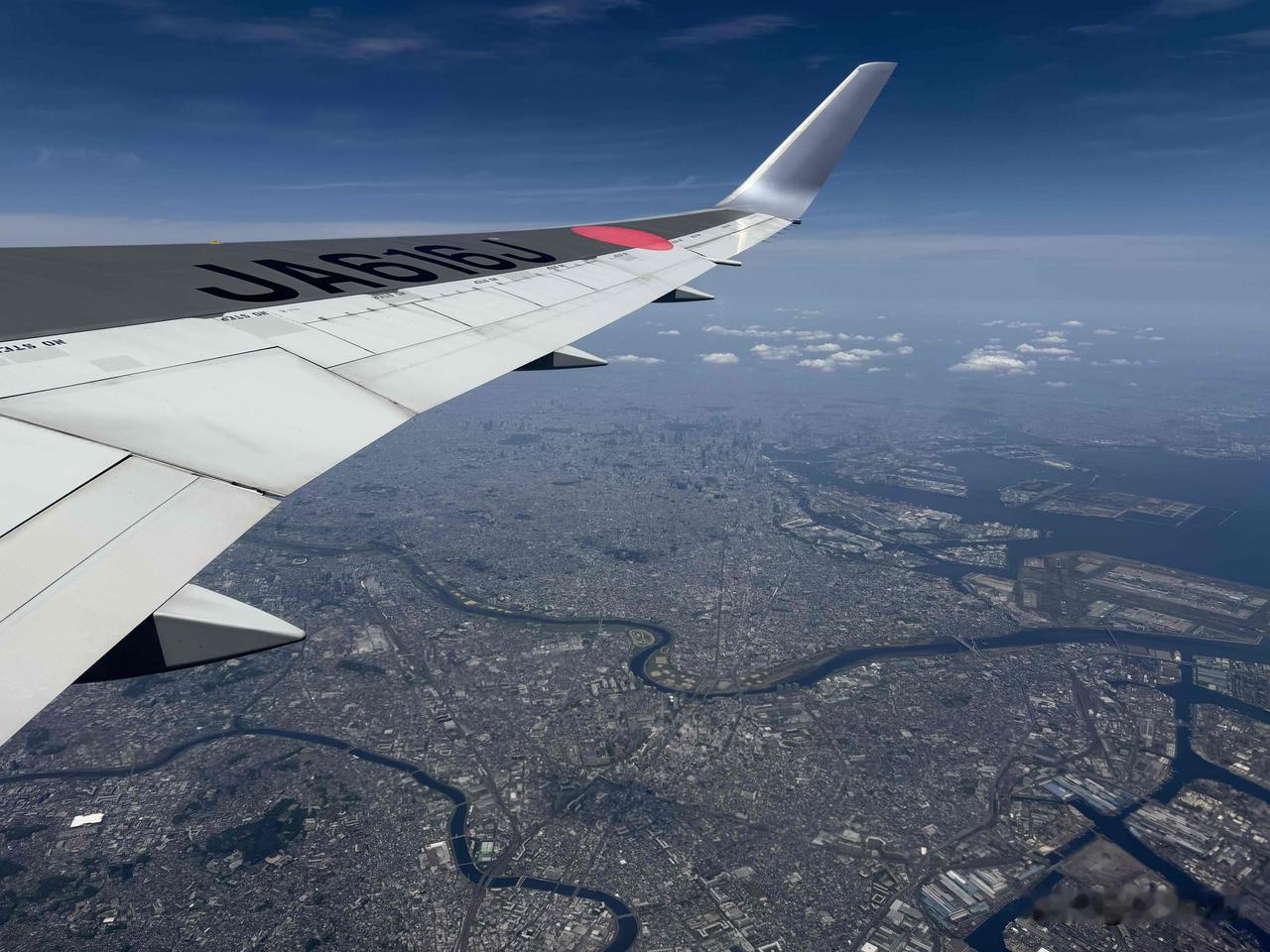 昨天从东京回国，飞机上拍到的雪山，结果今天看新闻日本地震[捂脸哭][捂脸哭]。