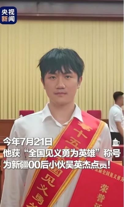 火了到央视了。重庆地铁上，一个男子突然间持刀捅向旁边女子的胸口，站在旁边没多远的