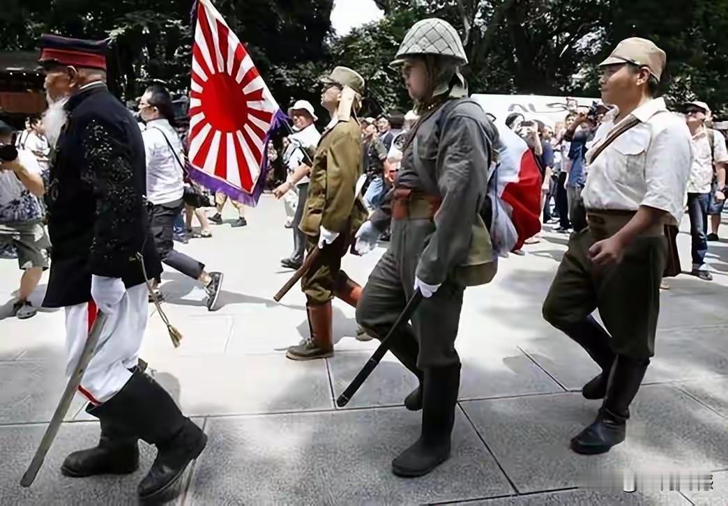 日本鬼子又要复活了，这些阴魂不散的人间恶魔，终于撕掉了80年的伪装，大摇大摆的走