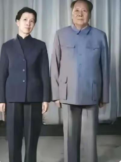 毛主席的家庭照片，没有富丽堂皇的布景，只有俭朴的衣着和朴素的场景！伟大领袖毛主