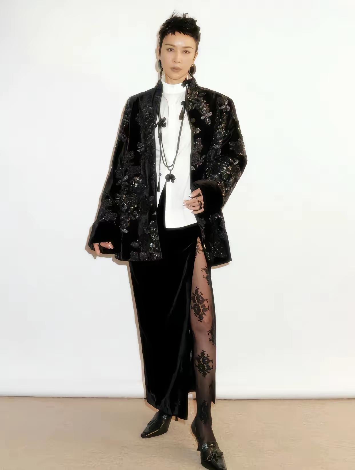 那英这次亮相简直绝了！在《脱口秀大会》第五季录制现场，她顶着狗牙齿的刘海头惊艳登