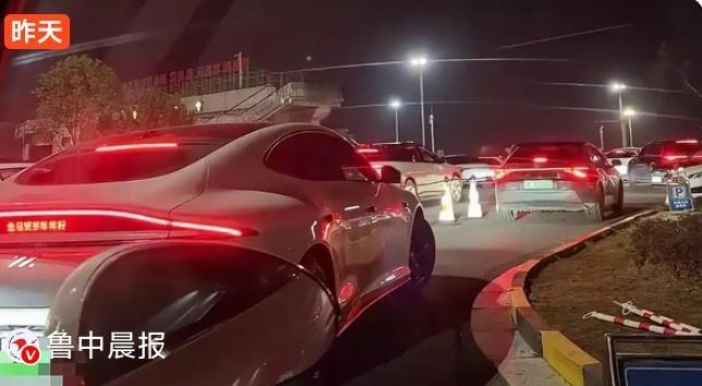 堵在春节返程路：湖南到杭州15小时的血泪史，谁偷走了我们的团圆时间？（来源：