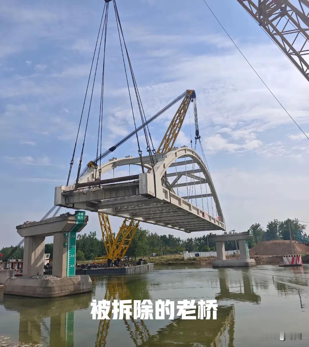 一在建大桥垮塌致2死3失联，当地计划2026年9月通车。事发2月2日17点46分