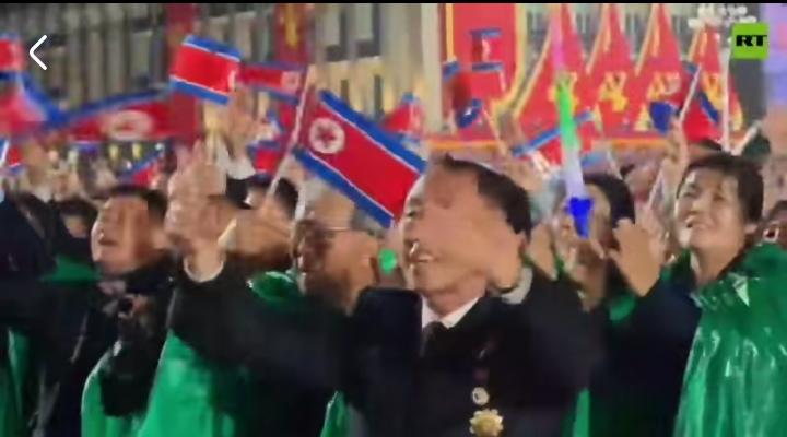 家人们，谁懂啊！朝鲜昨晚的八十年大庆阅兵，愣是在瓢泼大雨里搞成了“水上开幕式”！