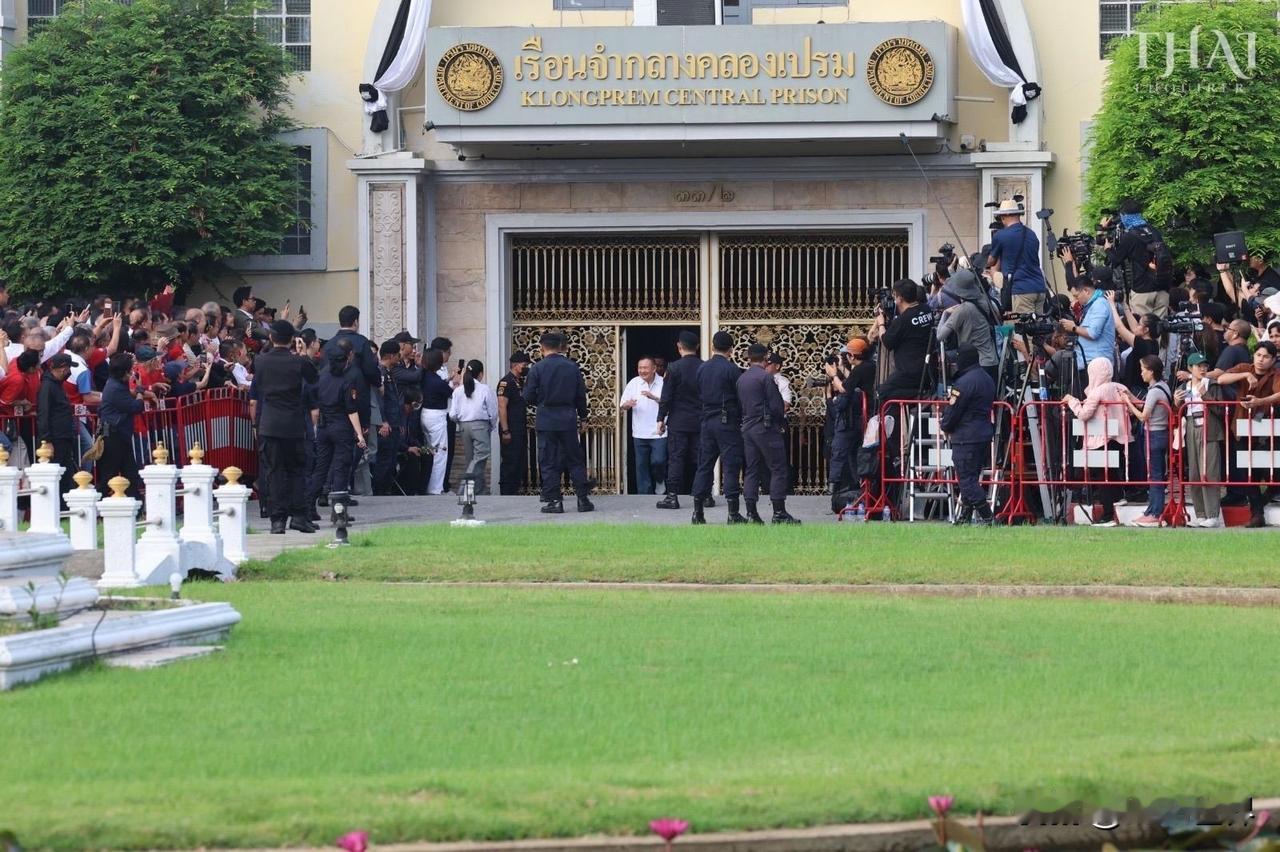 他信还是没学会低调，出狱又是敲锣打鼓又是迈巴赫的，完全忘记了他就是因为太过高调惹