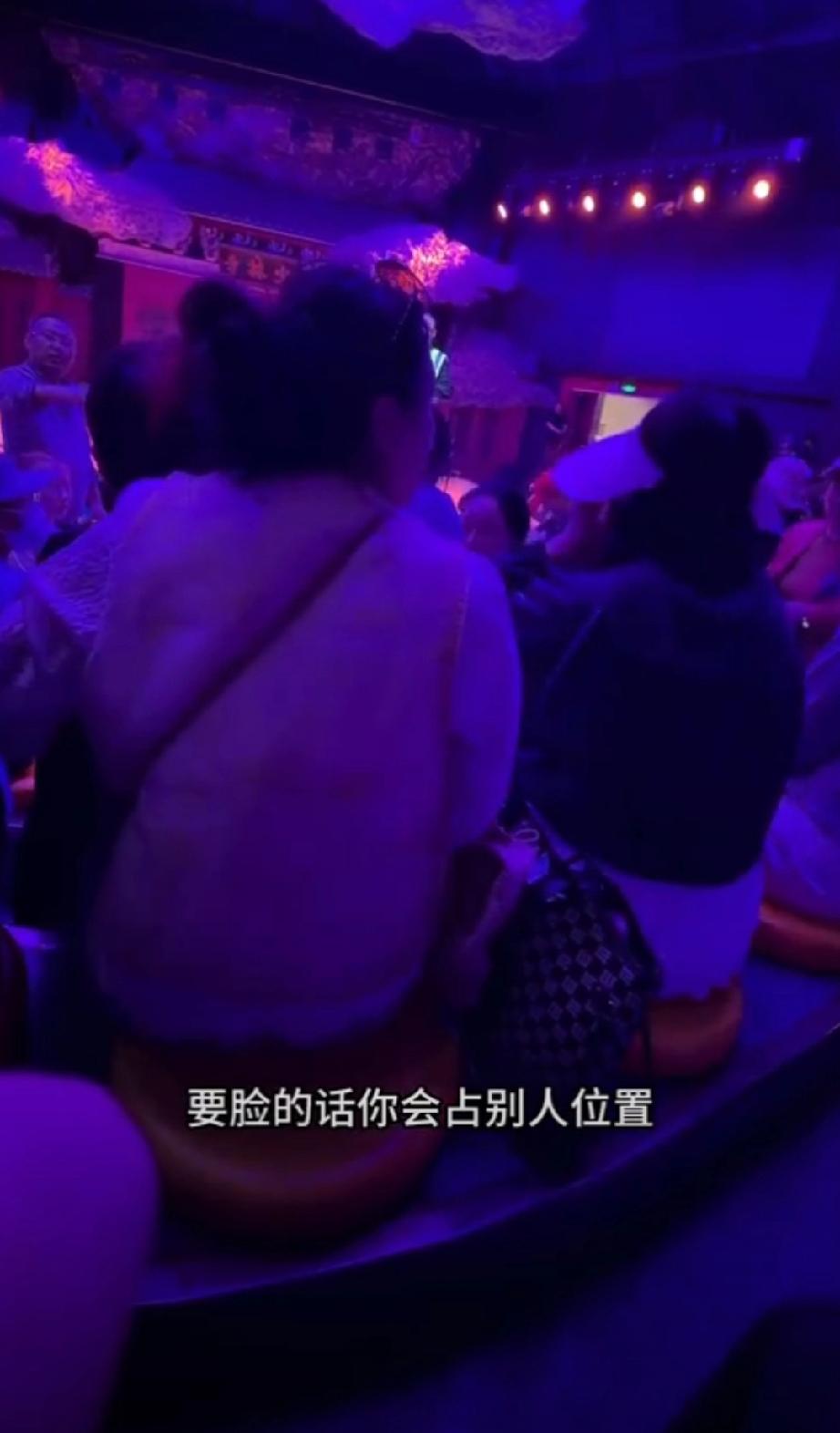一名独自带着两个孩子的女子，中途有孩子急需上厕所，她便用随身包包占住邻座，叮嘱另