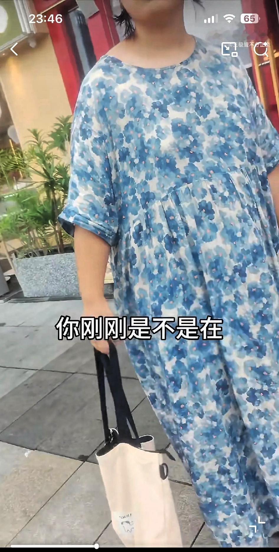 一外卖小哥把配送的蛋糕临时放在柜台上，不到1分钟，蛋糕被一名孕妇顺手牵羊，小