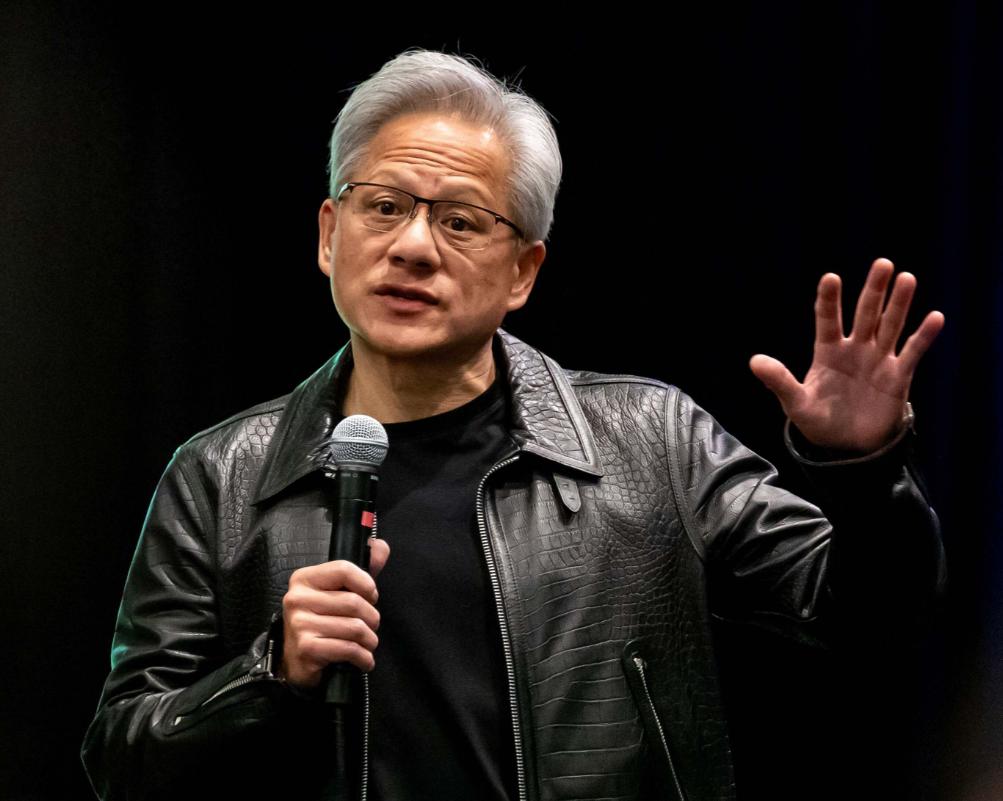 在美国，黄仁勋终于说了实话，对于这种笑面虎，我们务必要提防！英伟达老大黄仁