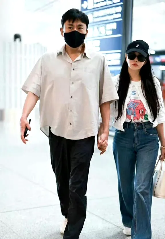 她比李湘还牛！她高攀嫁给前夫家，婚后生了个儿子，后来因为她的问题，离婚了！她转身