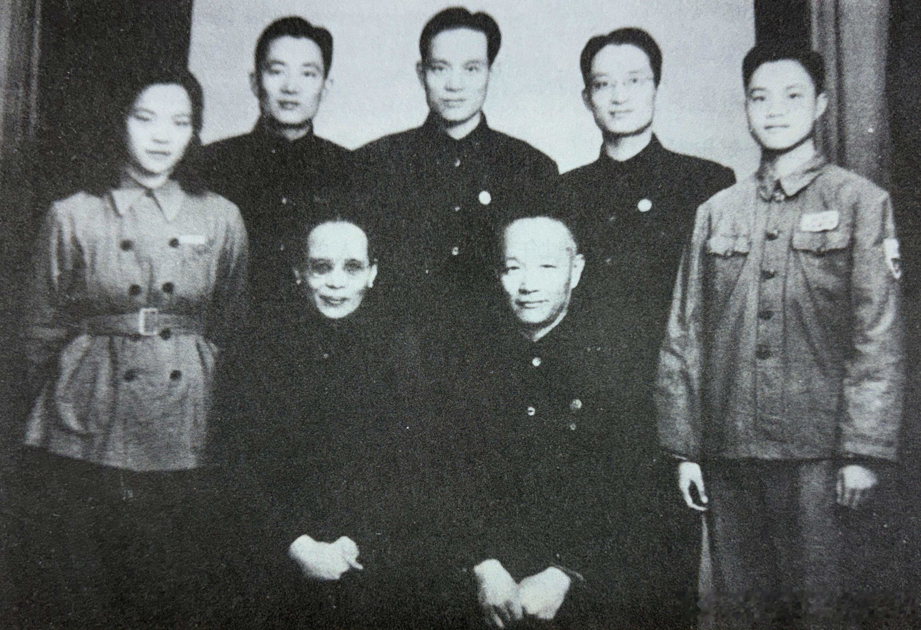 “情报世家”。何遂与夫人陈坤立居中间，环立者子女，左起何嘉、何世平、何世庸、何康