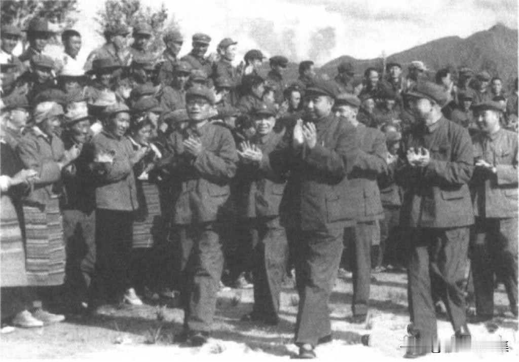 【开国功臣图片故事213】1975年9月10日，在拉萨庆祝西藏自治区成立十周年
