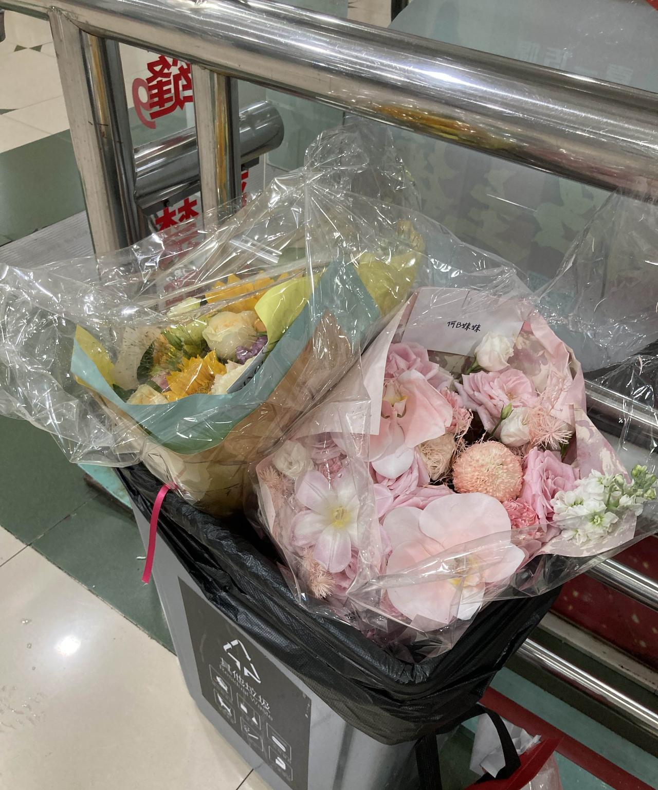 好像能理解为何年轻人会高价争相购买类似LABUBU这样的手办玩偶了，因为对于他们