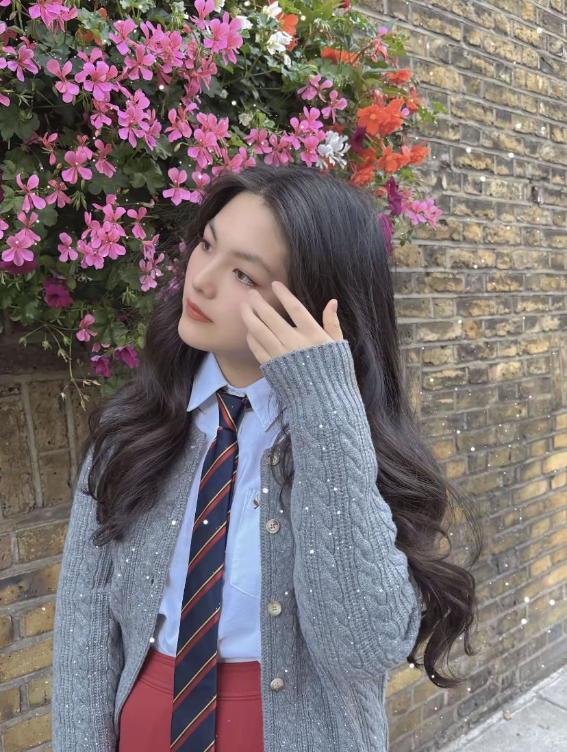 李湘刚到伦敦就迫不及待的发女儿照片了，王诗龄这组照片拍的太美了！只见王诗龄身