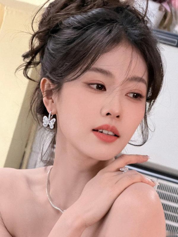 白鹿要休息到明年4月白鹿这假期直接拉满到明年4月，这才是女明星的正确打开方式