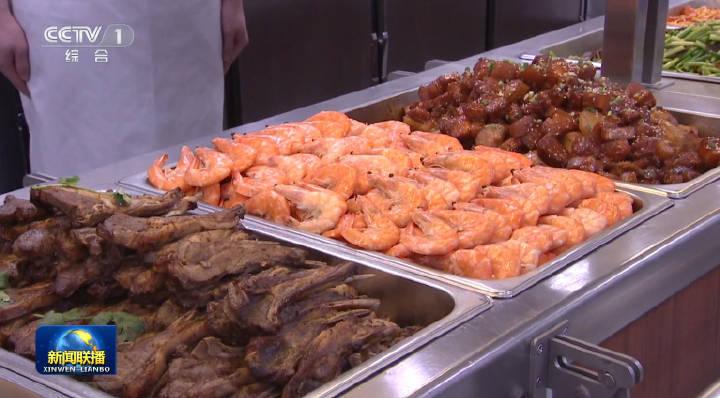 烤羊排、白灼大虾、红烧肉炖土豆、蒜苗炒肉、西红柿炒鸡蛋！怎么样？是不是看得直流口