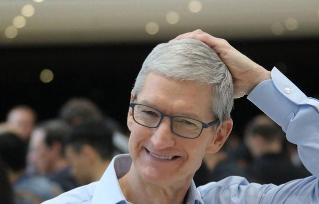 美国彻底慌了？苹果CEO库克抛出惊人言论，振聋发聩！他说：“我们死守中国制造，不