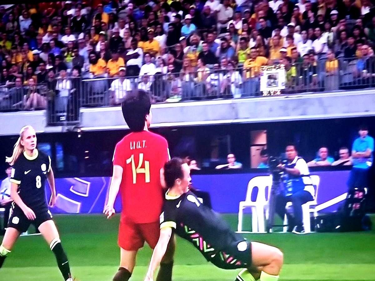 就这一下犹豫，把全队90分钟的努力干没了。亚洲杯半决赛，中国女足对阵东道主澳