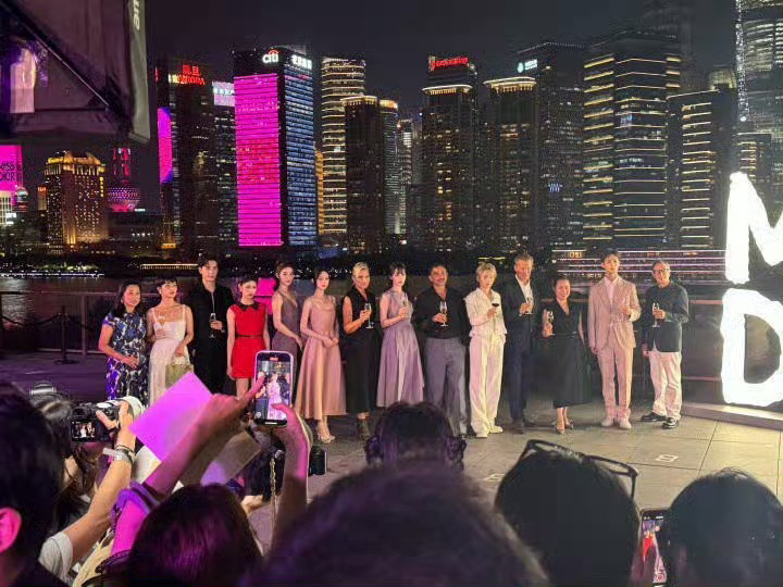 迪奥全球品牌大使迪丽热巴唯一预热压轴出场合照大c位唯一全球限量包包推封