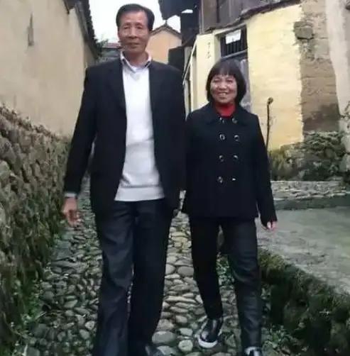 2013年，57岁的西班牙富翁隐藏身份，在浙江最美梯田借宿一户人家，女主人以为他