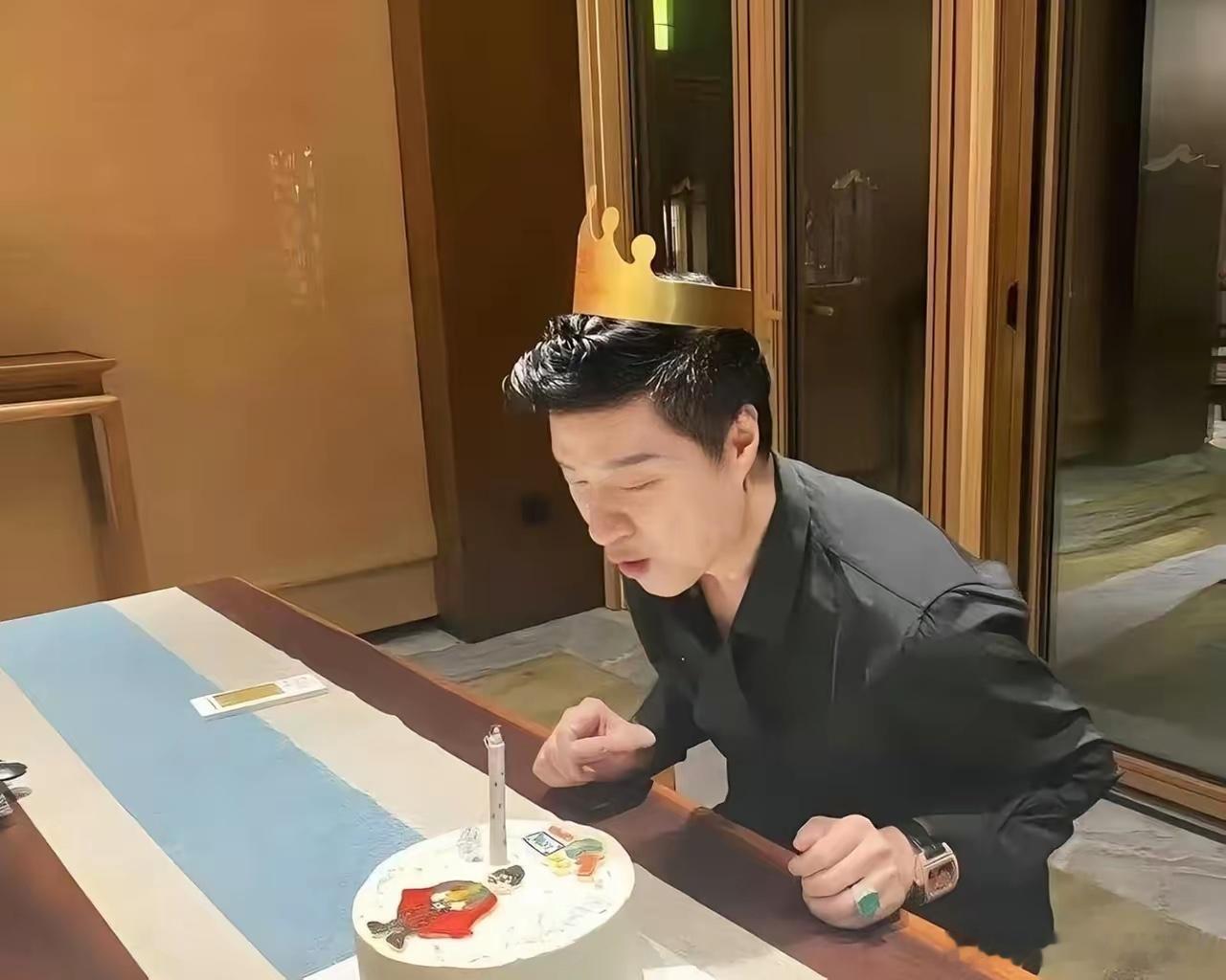 范丞丞爸爸73岁生日照，你敢说这是73，我咋觉得37呢这也太年轻了吧