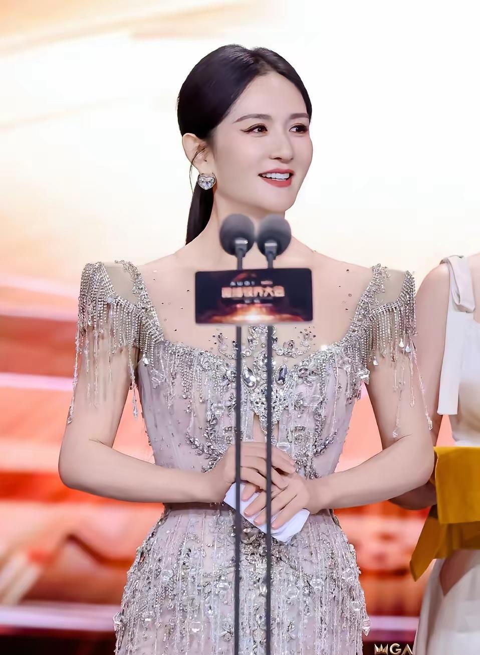 谢娜不再只是那个笑得前仰后合的“快乐女神”，一袭高定礼服亮相，安静如画，惊艳全网