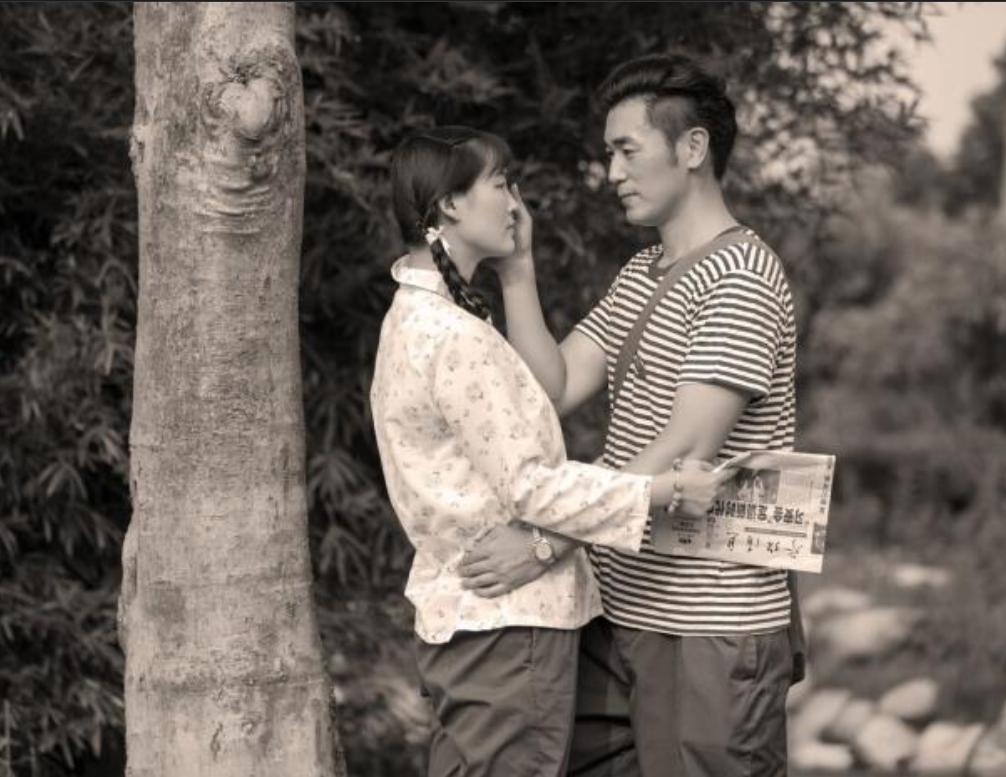 七十年代时，村里有一家女儿和同队的男青年在一起干活时，禁不住青春欲火的燃烧。那天