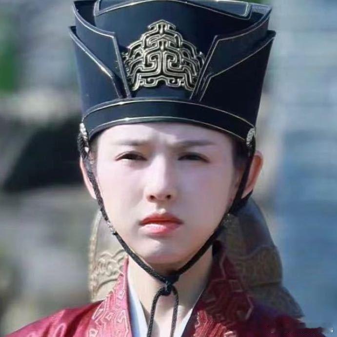 从配角到主角，从默默无闻到备受关注，鹤男的成长轨迹清晰可见，无论是古装还是现代造