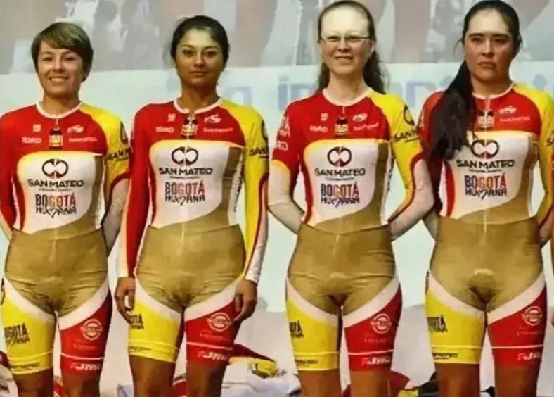 “多么尴尬的衣服！”这是拍摄于2014年波哥大女子自行车队队员的合影，她们身穿的