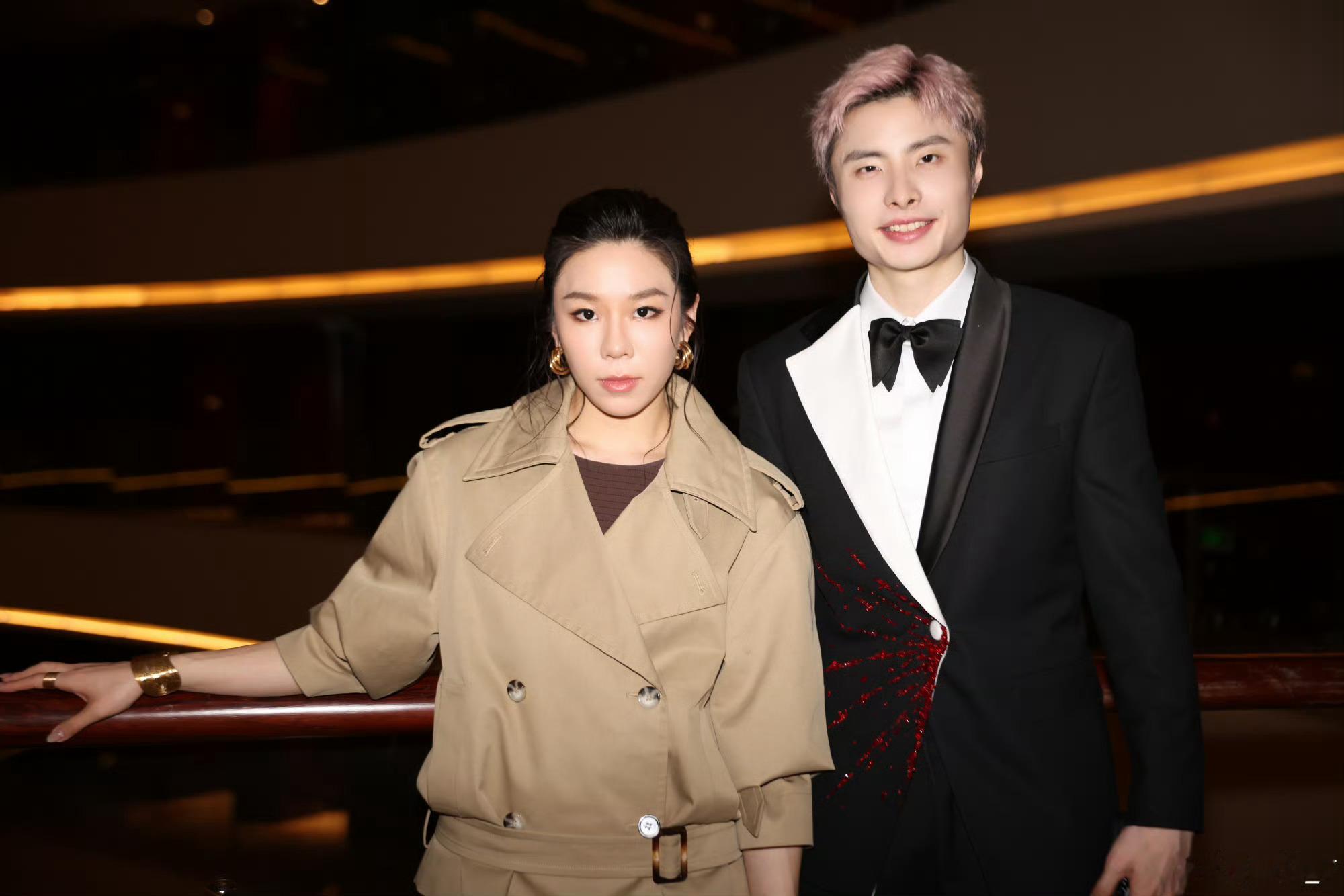 贾一凡微博晒出世界羽联世界巡回赛总决赛欢迎晚宴的现场照片，并配文：姐就得有姐范儿