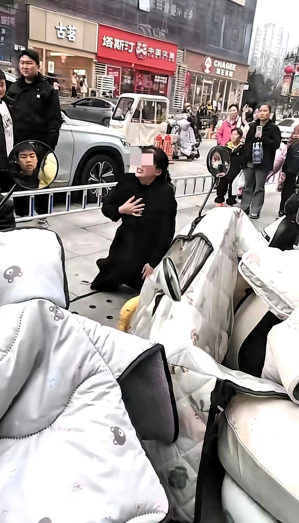 单身妈妈带着孩子逛街，没想到遇到了前夫，结果前夫把孩子抢了过去要抱回家自己抚养。