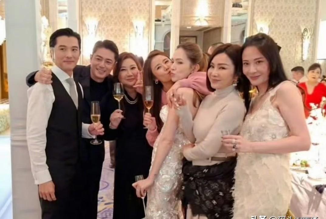 许玮甯和邱泽结婚了，婚礼上林心如霍建华都来了。她和阮经天八年恋情，和刘又年四年