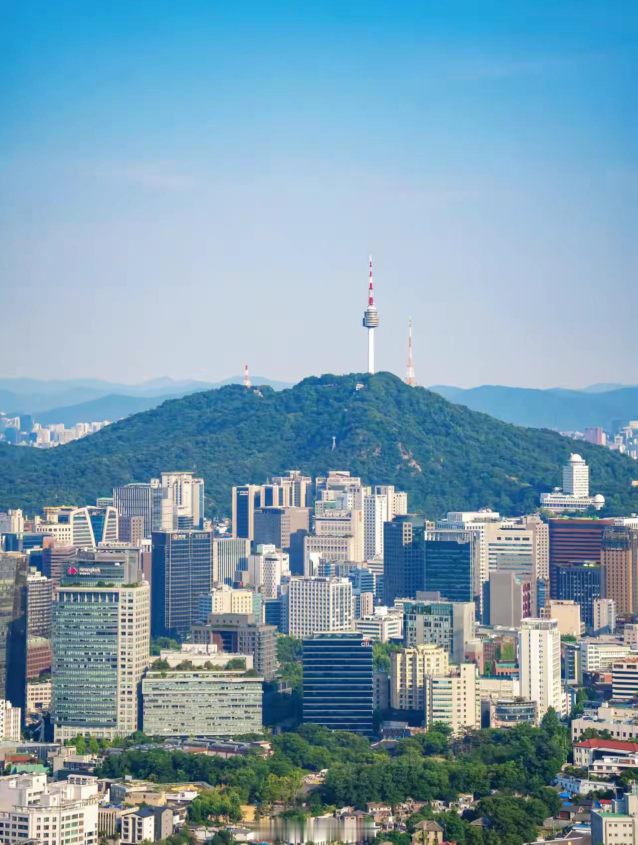 韩国首尔，举全国之力建设起来的大城市。其实就图中“N서울타워”下那块那么大。