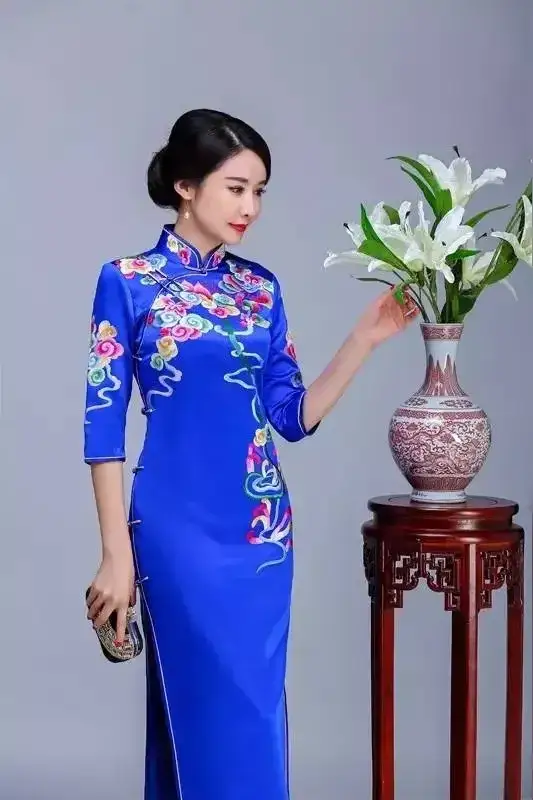 欣赏旗袍秀美女