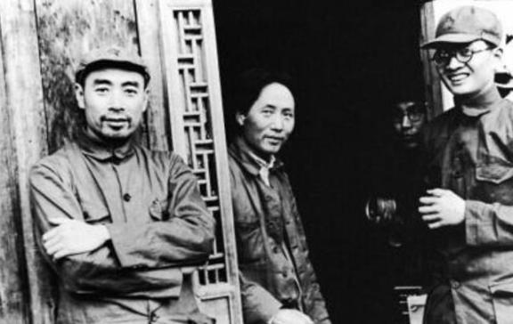 毛主席是如何评价周总理的？他说：“我的接班人第三个是周恩来，这个同志在国际活动方