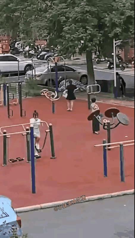 看了好几遍也没看清楚她到底磕的哪条腿。