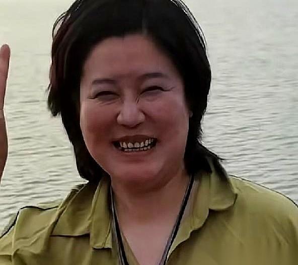 要是没人提醒，打死我也不敢信。眼前这个挤着眼睛、双下巴若隐若现的短发大姐，竟然是