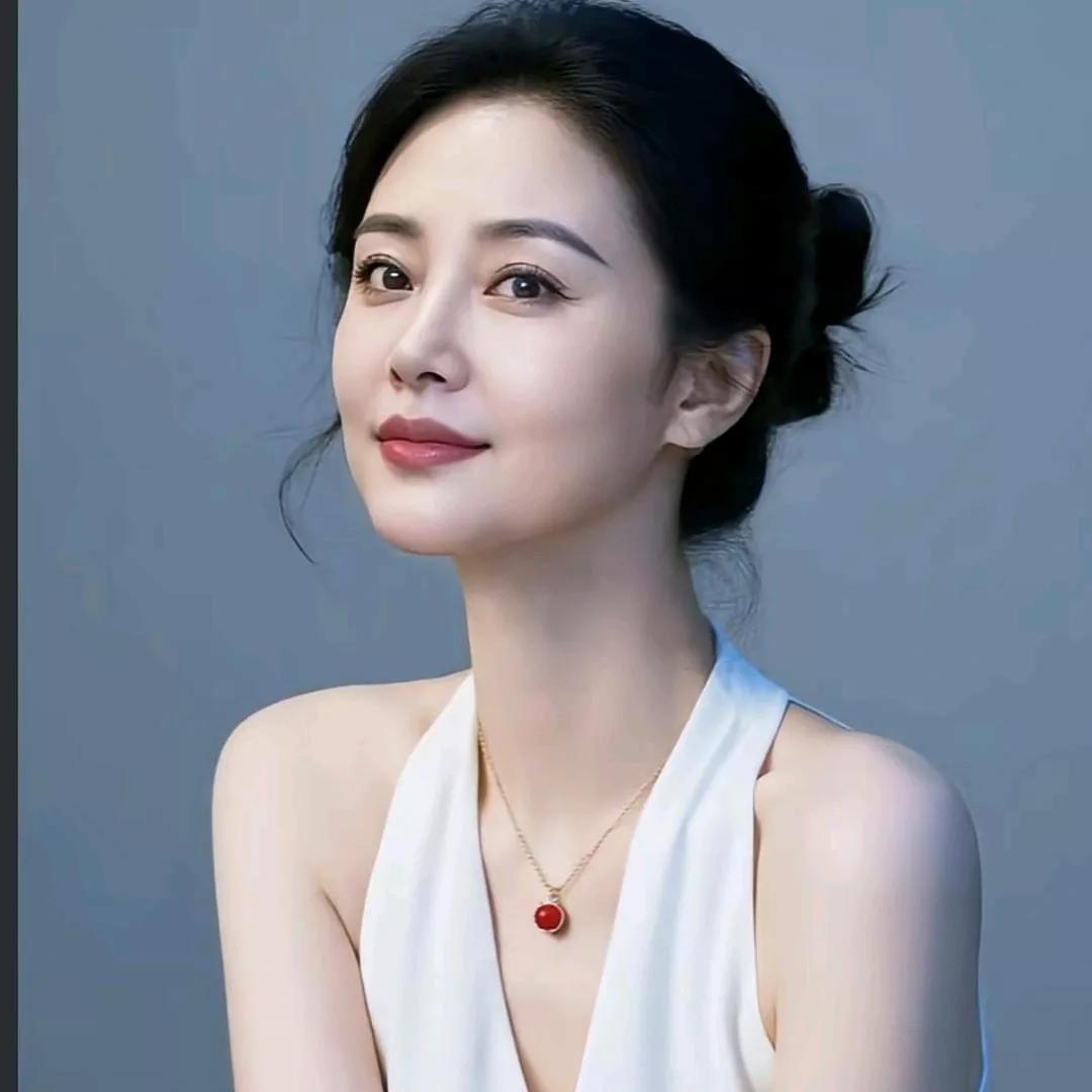 优雅气质，白衣红唇，温婉动人。红唇美人照深发红唇红唇生活照逆光红唇写真温