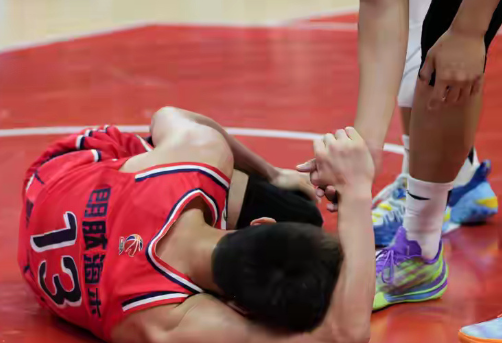 官方：郭艾伦左膝前交叉韧带撕裂将在北医三院手术3月13日，广州龙狮俱乐部