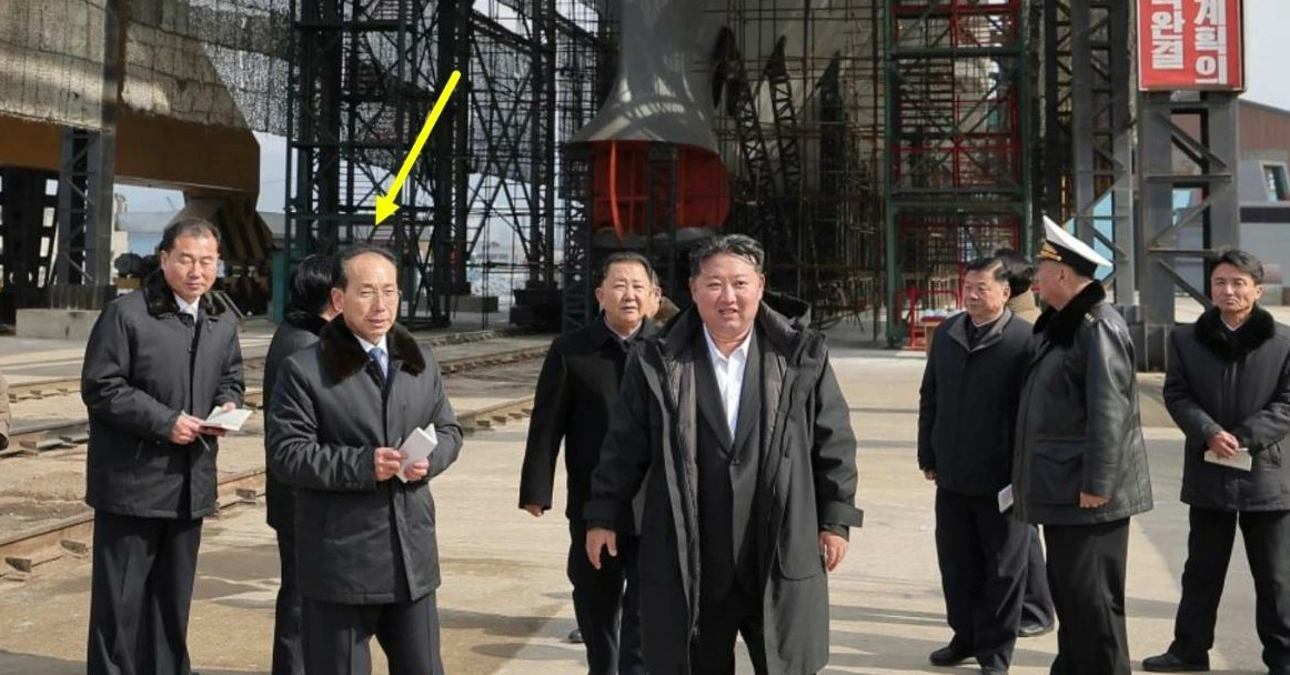 朋友，如果最近你感到压力很大，不妨想想2025年5月22号的清津造船厂厂长洪吉浩