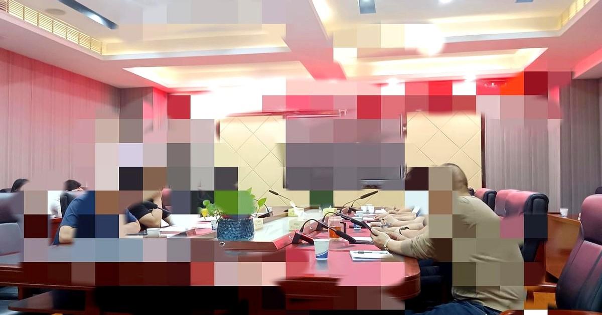 今天上午，单位一个三级主任科员晋升二级主任科员，组织部已经来人员考察了，并且召开
