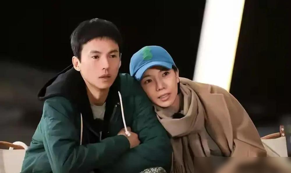 董璇还在为他辟谣，他却跟女助理在酒店摸脸挽胳膊？这瓜都过去12年了，没想到还有这