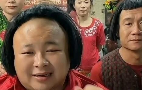 老狗把小辉踢出128，合同退了却不拿走，撵他滚去杭州给方丈跪着认错。这手看着像留