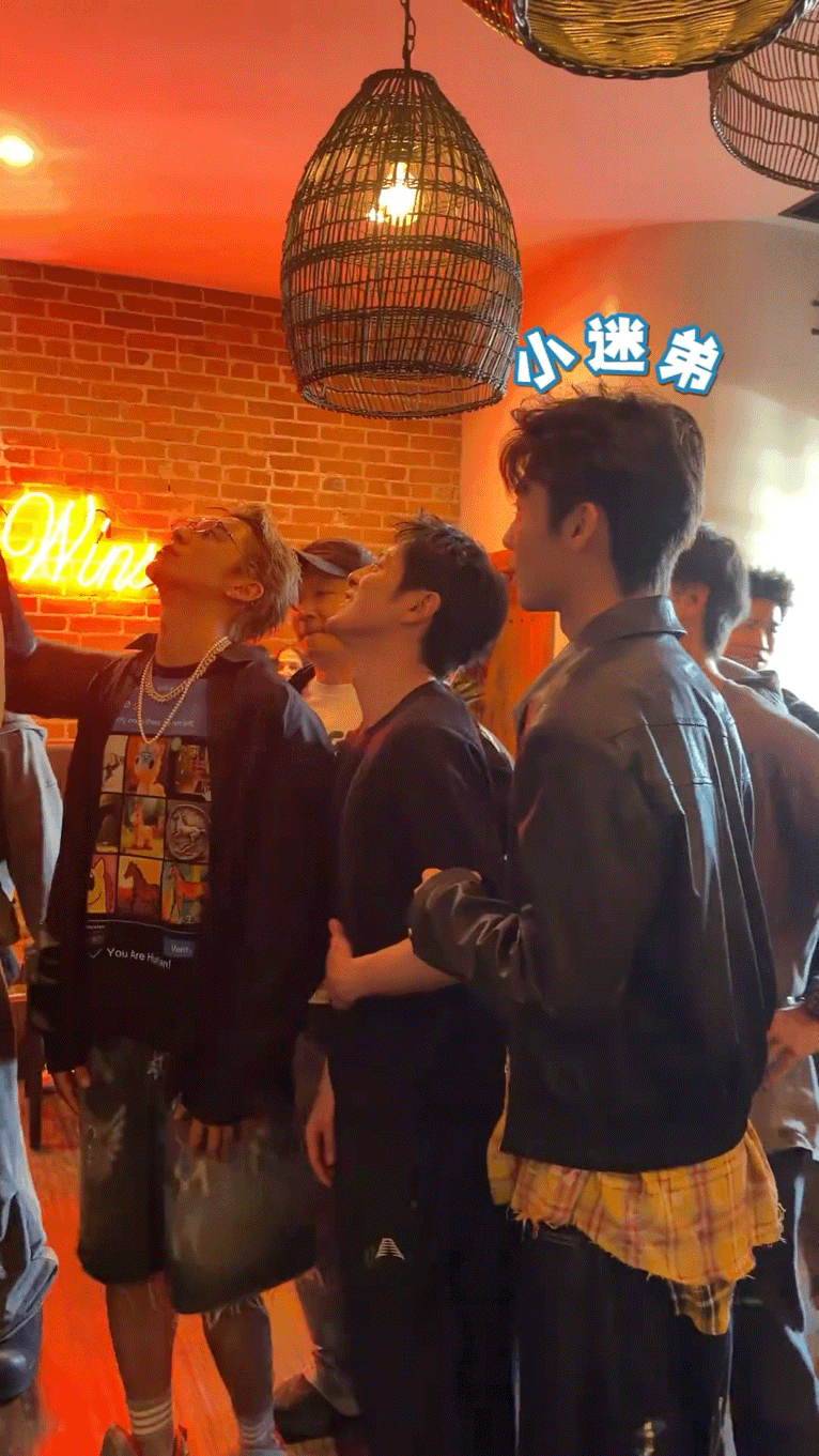 好可爱哦宝宝，好迷你的大高个王鹤棣