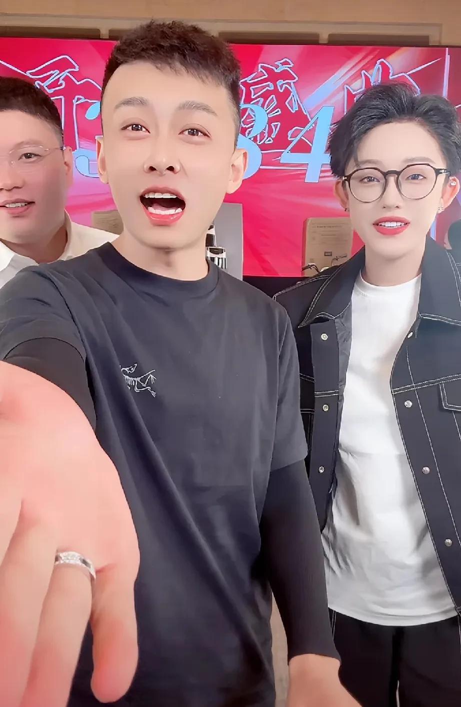 娜美成了仙洋开业现场的女主人？很多关注仙洋开业活动老铁发现，提前到达活动现场的