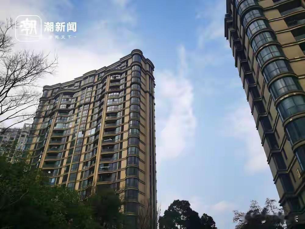 浙江杭州，一男子卖房子，以350万的价格挂了出去，很快来了两个买家，一个出价33