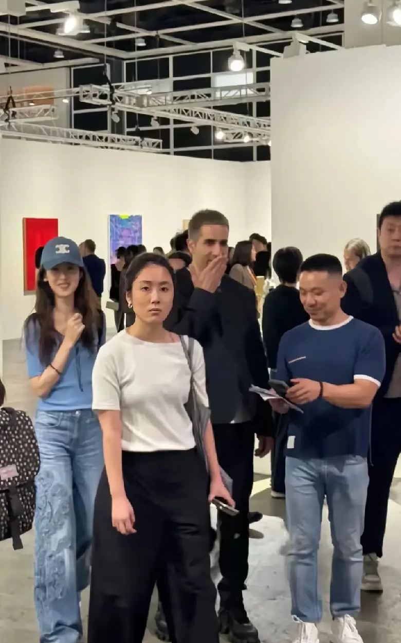 东哥老婆真漂亮，这气质在人群中都藏不住