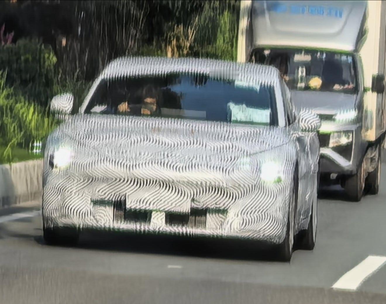 那我也放一组疑似小鹏MONA旅行车。实车感受是：体量感不错，有点A4旅行