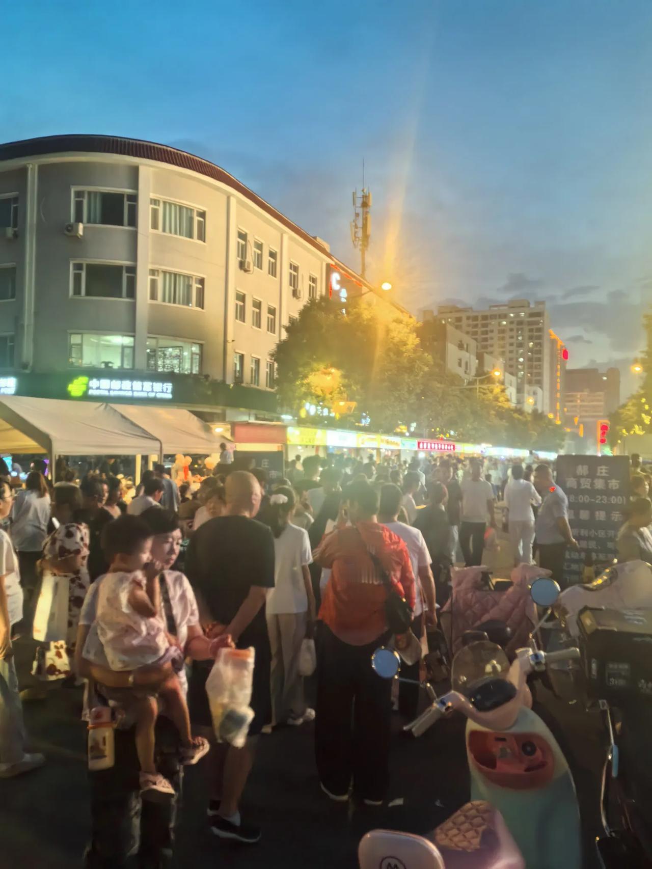 山西太原，这两天郝庄商贸集市（夜市）正如火如荼的进行中。每当夜幕降临，位于双塔公