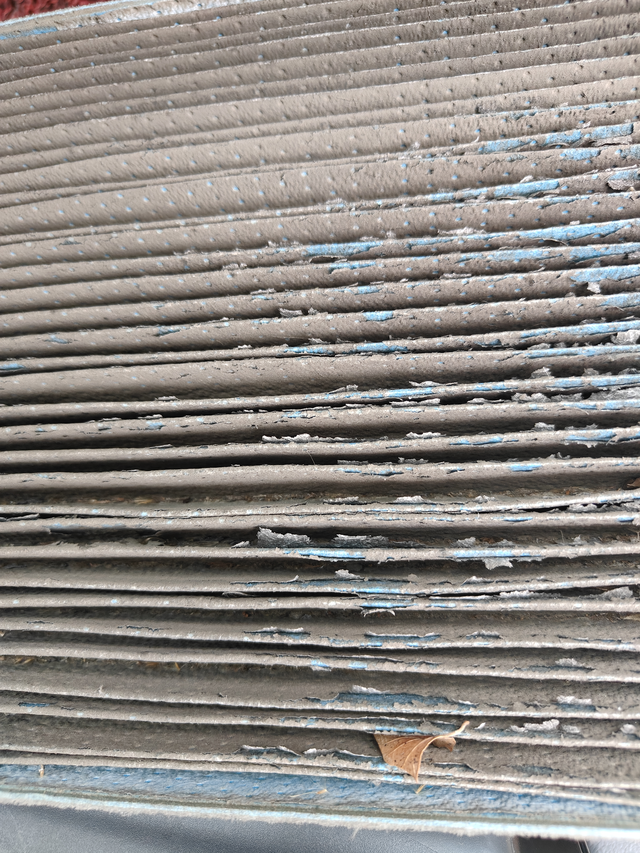 空调不冷的原因找到了觉得空调不冷，以为要加氟啥的，结果这里的问题，无语了，脏的