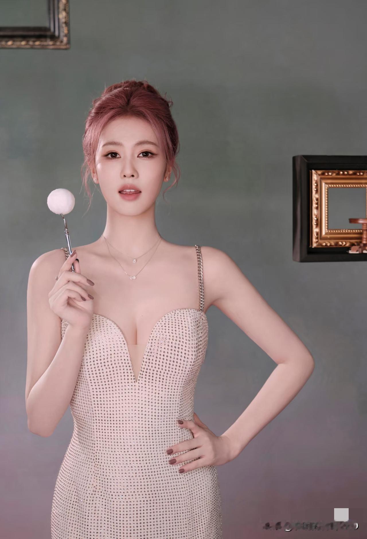 白鹿活动定妆照，一袭钻饰长裙搭配粉色头发尽显温柔优雅气质